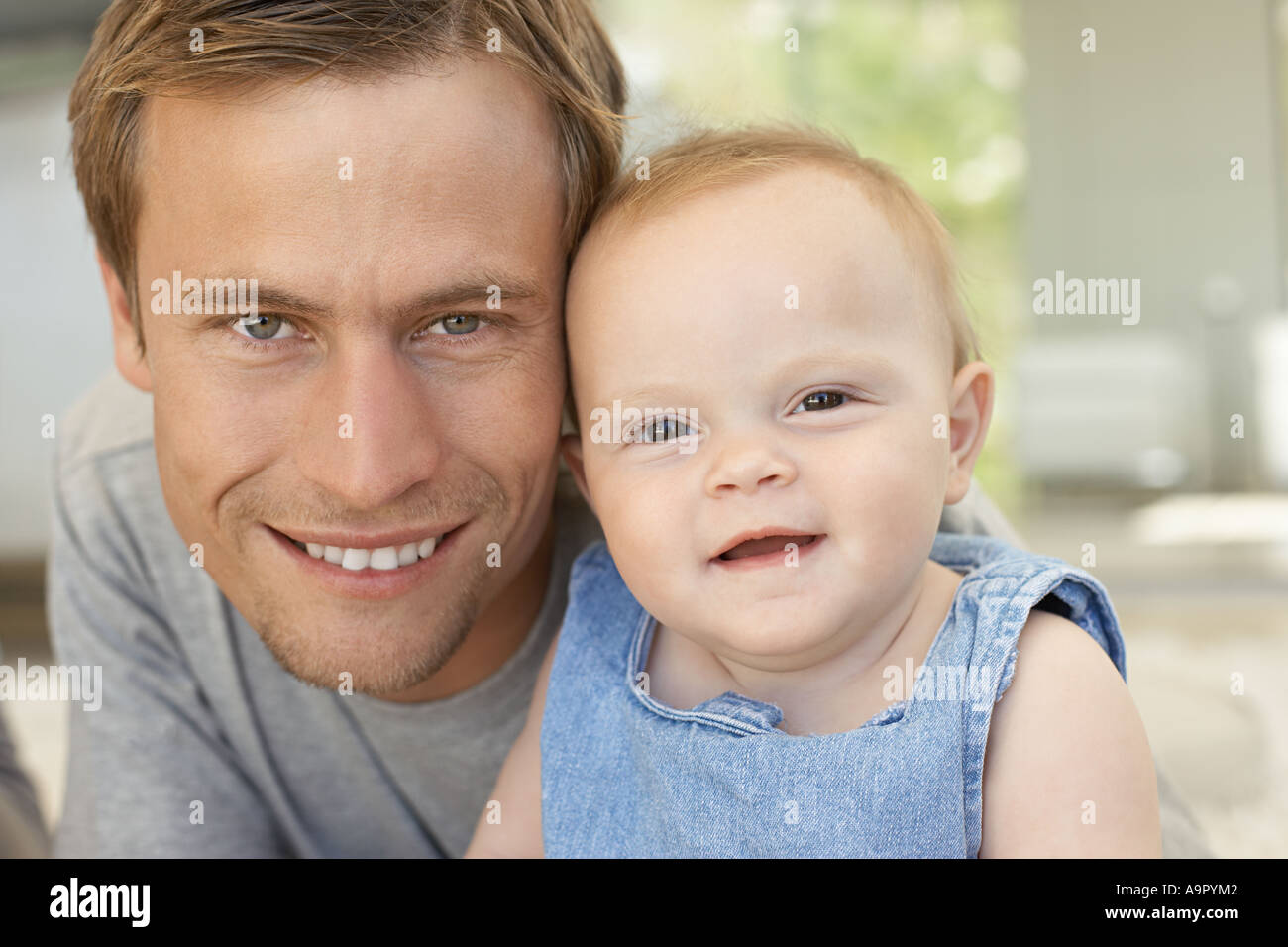 отцы и дети. улыбка на лице отца который несёт подарок своей дочери. отец и сын. дочка улыбается сердитому отцу. взгляд и улыбка отца.