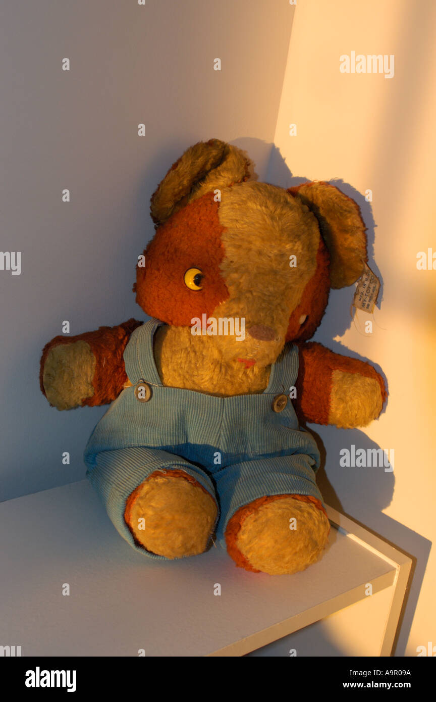 old teddy bear Stock Photo - Alamy