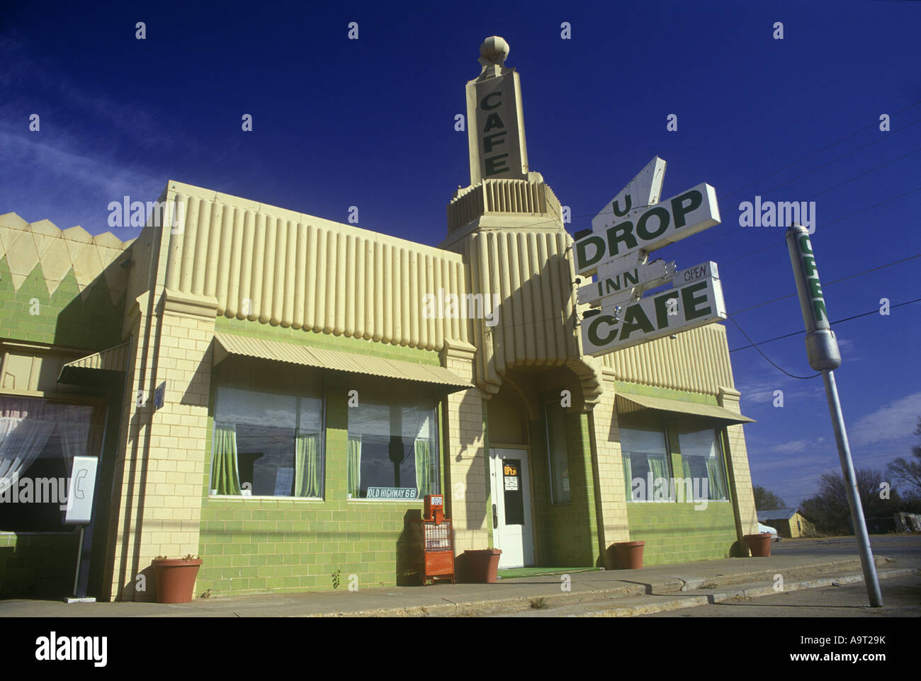 HISTORIC U DROP INN CAFE AMERICAN DINER (©JOSEPH C BERRY 1936) SHAMROCK ROUTE 66 TEXAS USA Stock Photo