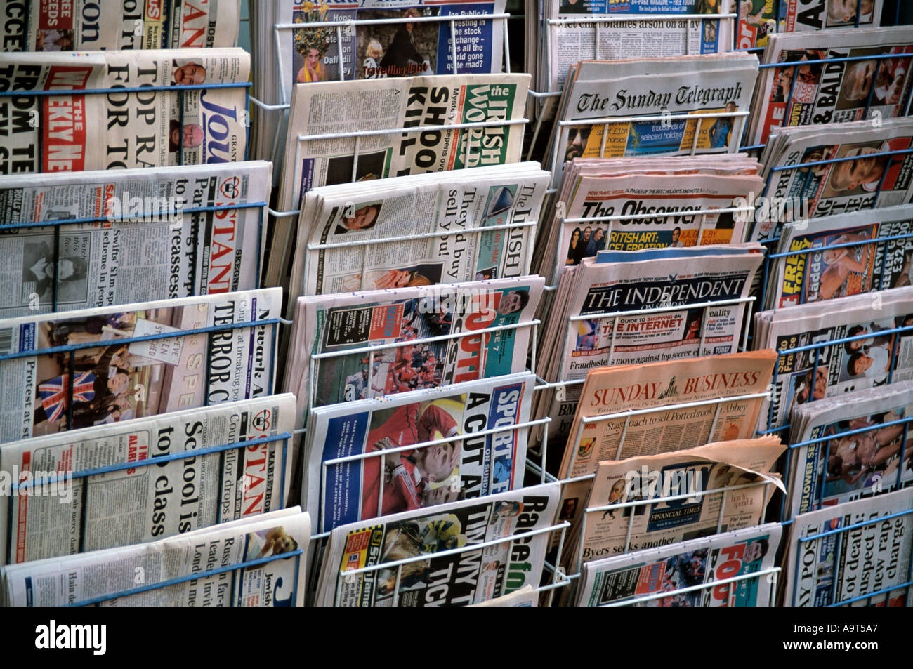 Mirror group newspaper hi-res stock photography and images - Alamy