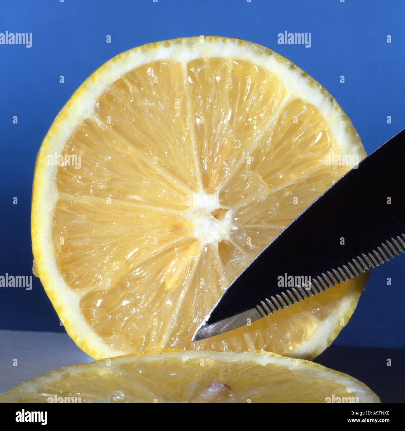 Sharp knife blade and sliced lemon Stock Photo Alamy