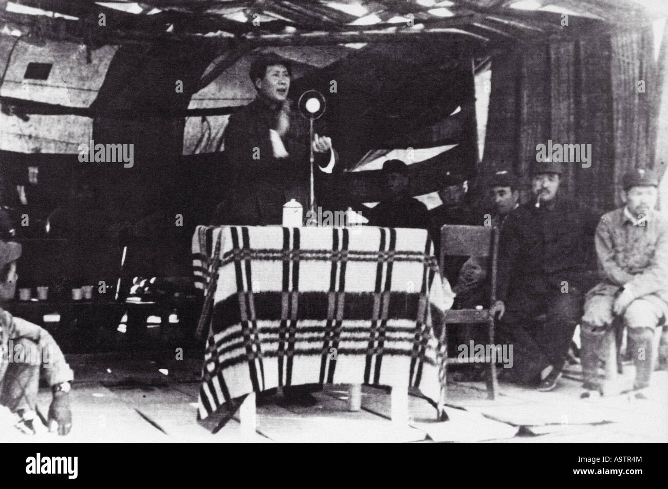 MAO TSE-TUNG speaking to members of Brigade No 359 in 1944 during the Long March Stock Photo