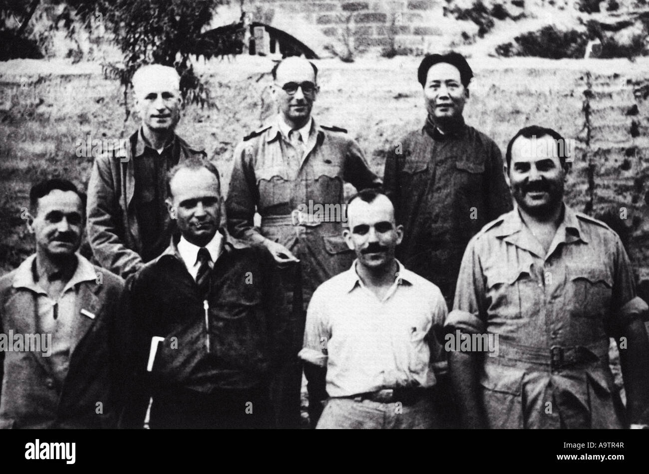 MAO TSE-TUNG with visiting Western journalists and American advisers in June 1944 Stock Photo