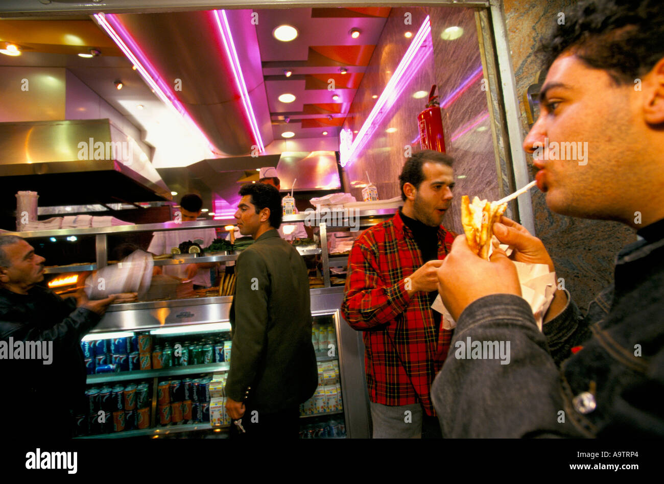 BARBAR RESTAURANT SELLING HOT SANDWICHES INTO THE EVENING HAMRA DISTRICT BEIRUT Stock Photo