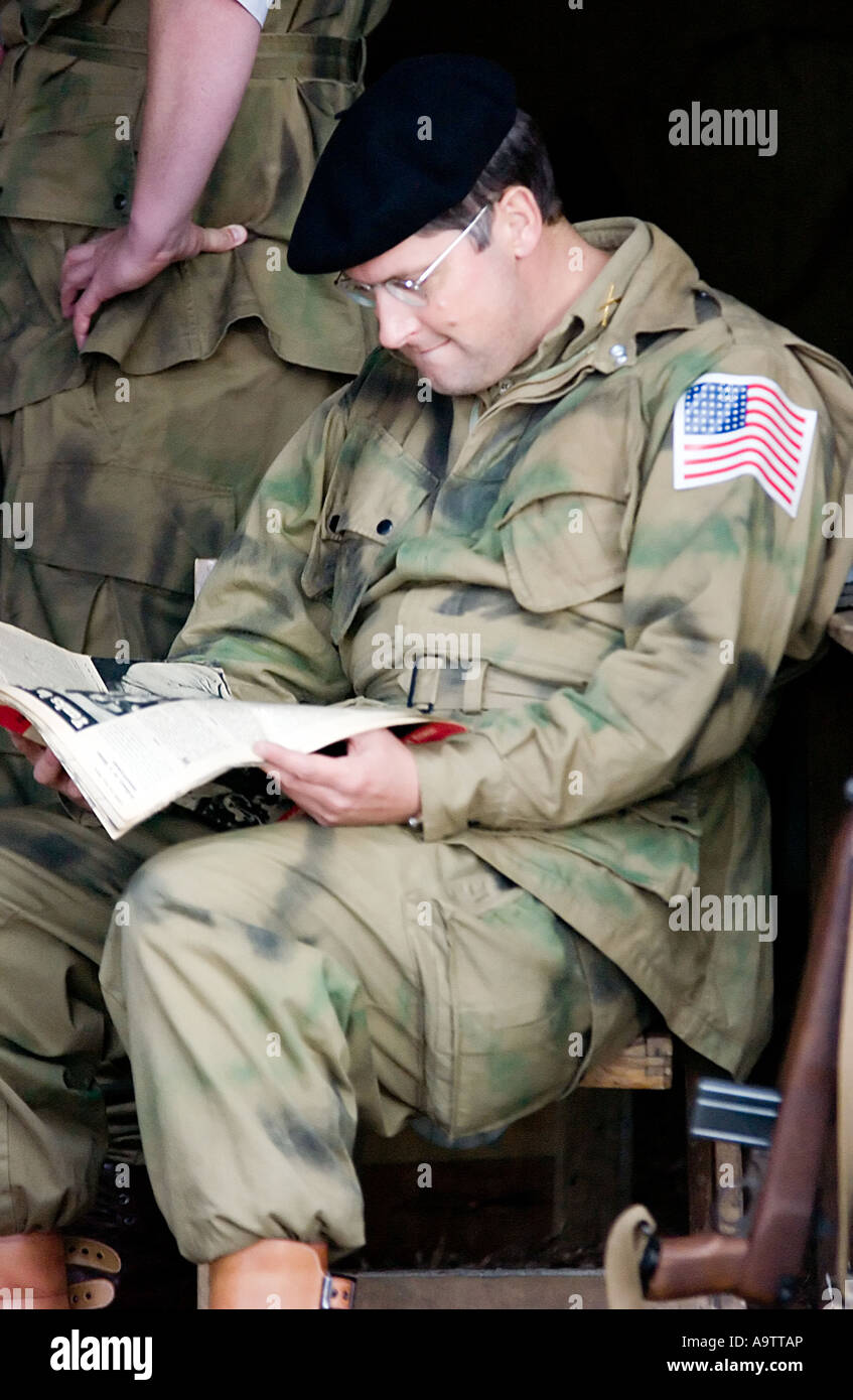 ww2 american soldier reading magazine  at a glen miller festival Stock Photo