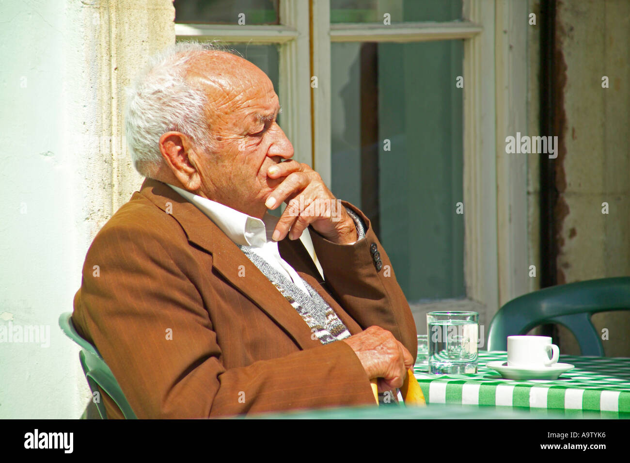 Thinking man hi-res stock photography and images - Alamy