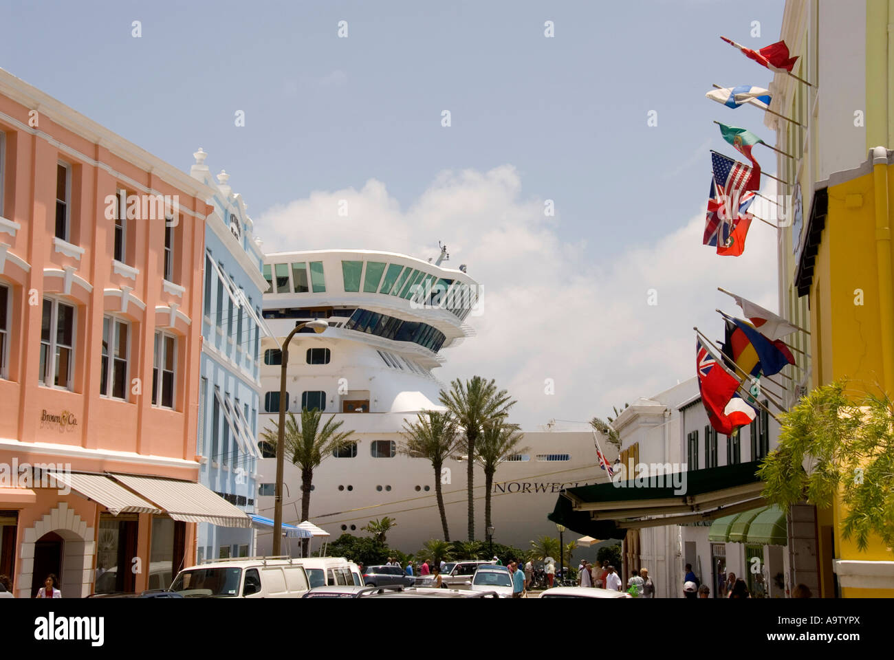 Bermuda Hamilton Front Street shops cruise ship Stock Photo