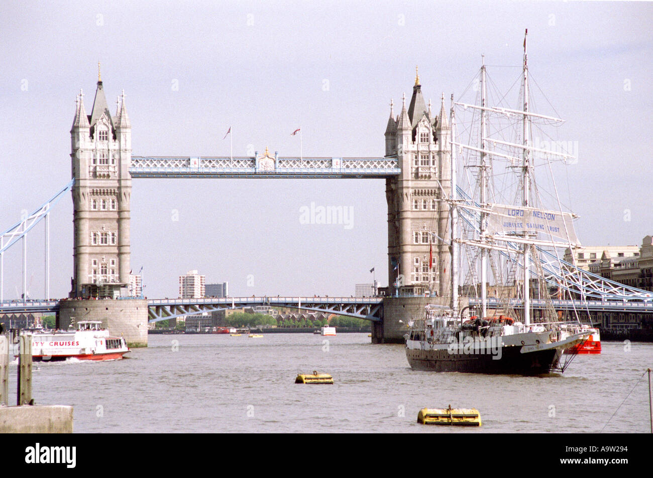 Ship sailing through tower bridge hi-res stock photography and images ...
