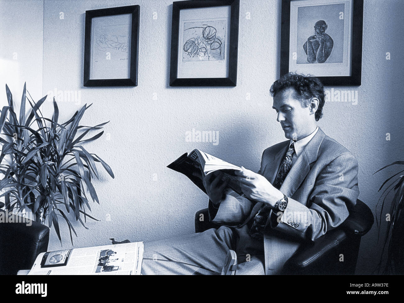 Man waiting room alone doctor hi-res stock photography and images - Alamy