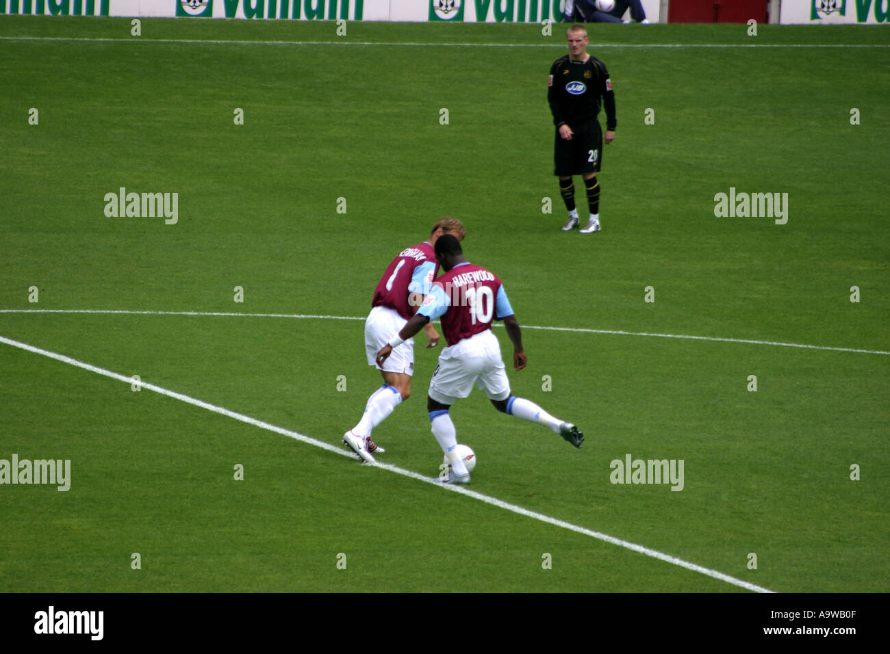 Kick off Teddy Sheringham and Marlon Harewood West Ham United v Wigan Athletic 15 August 2004 Stock Photo