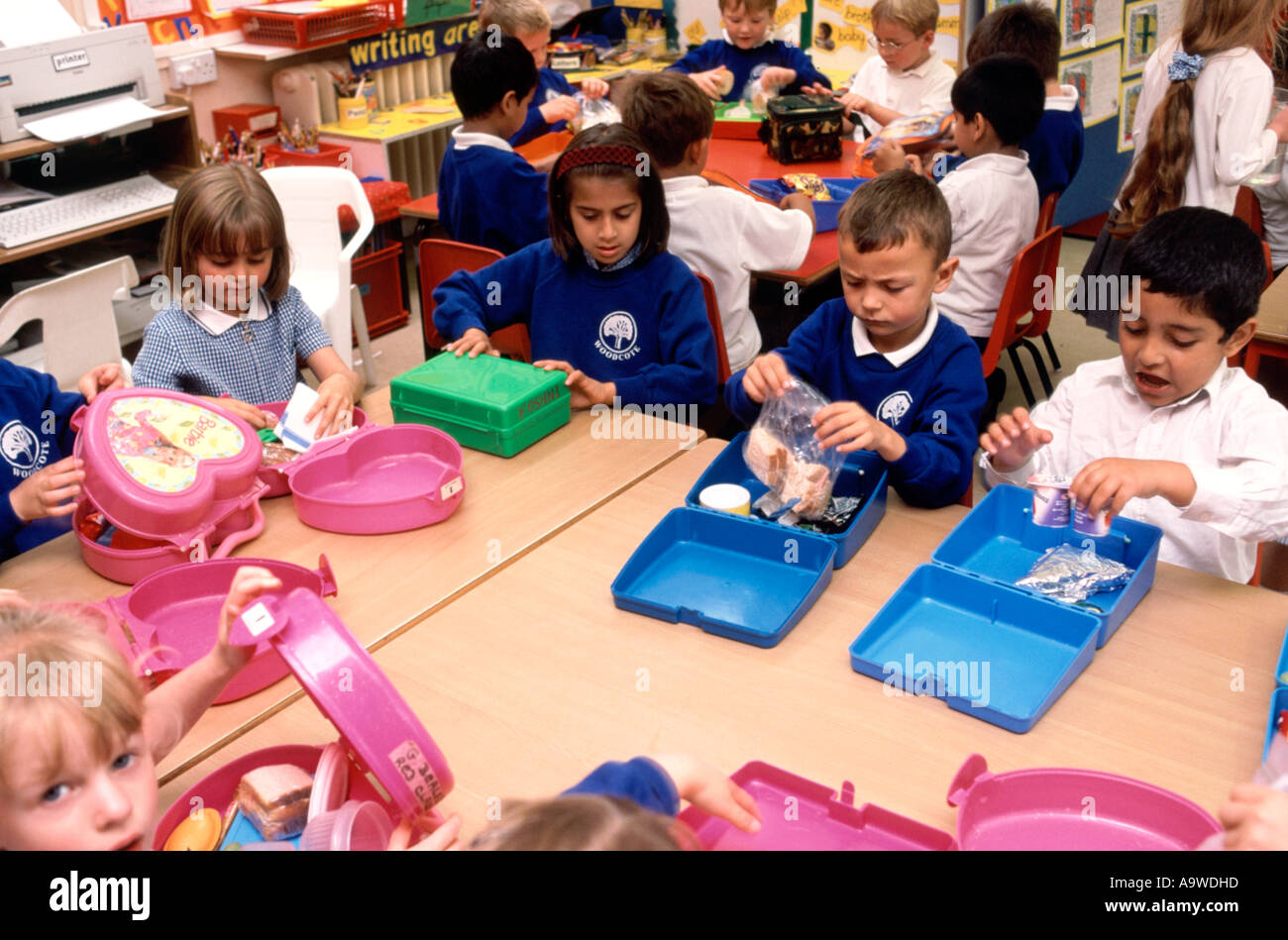 Primary school children eating a packed lunch Stock Photo: 7111388 - Alamy