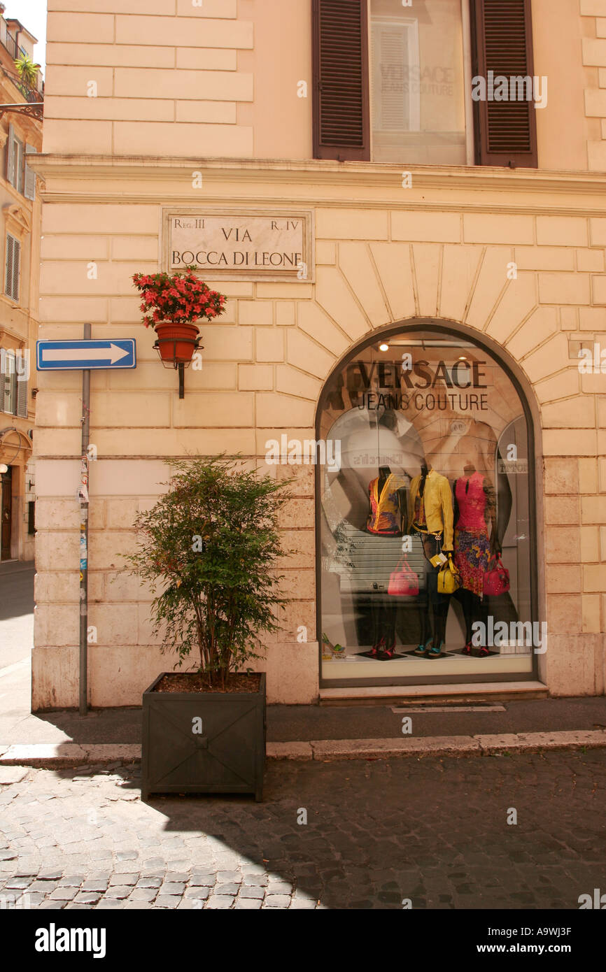 Broederschap krans prioriteit Versace shop in Rome Italy Stock Photo - Alamy