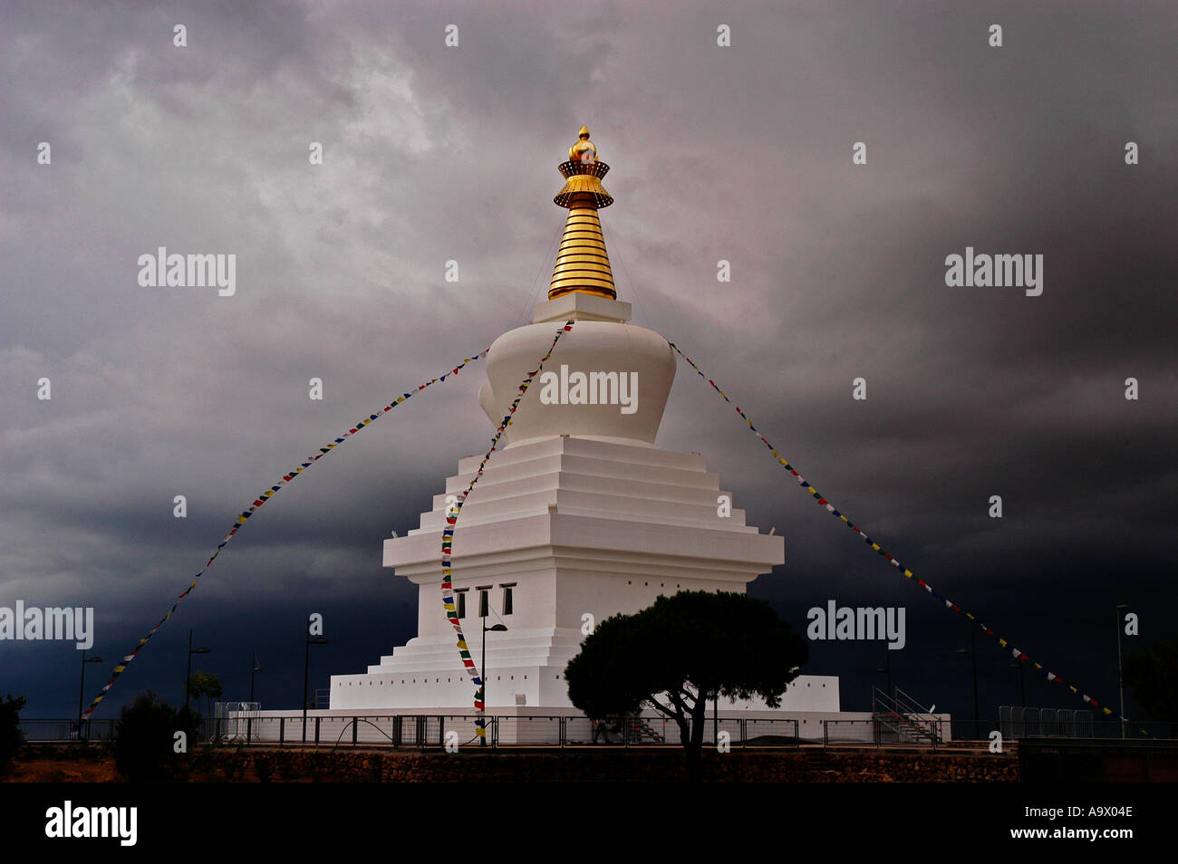 эта ступа была установлена на месте. ступа просветления ольхон. буддийская ступа в санчи индия. эта ступа была установлена на месте. буддийская ступа в санчи индия.