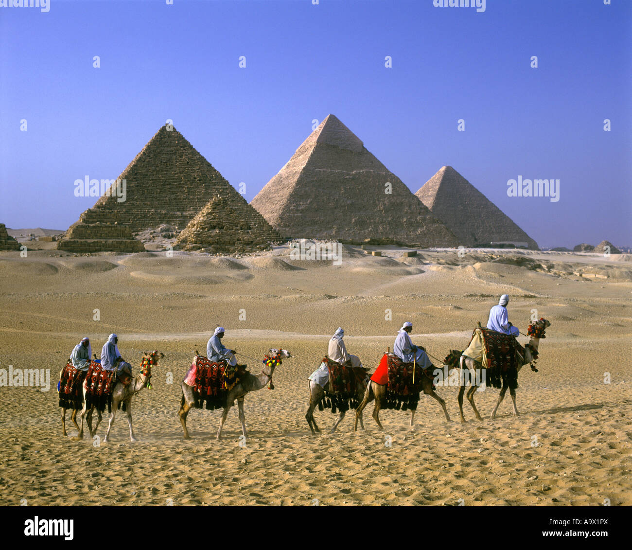 CAMEL CARAVAN GREAT PYRAMIDS GIZA RUINS CAIRO EGYPT Stock Photo - Alamy
