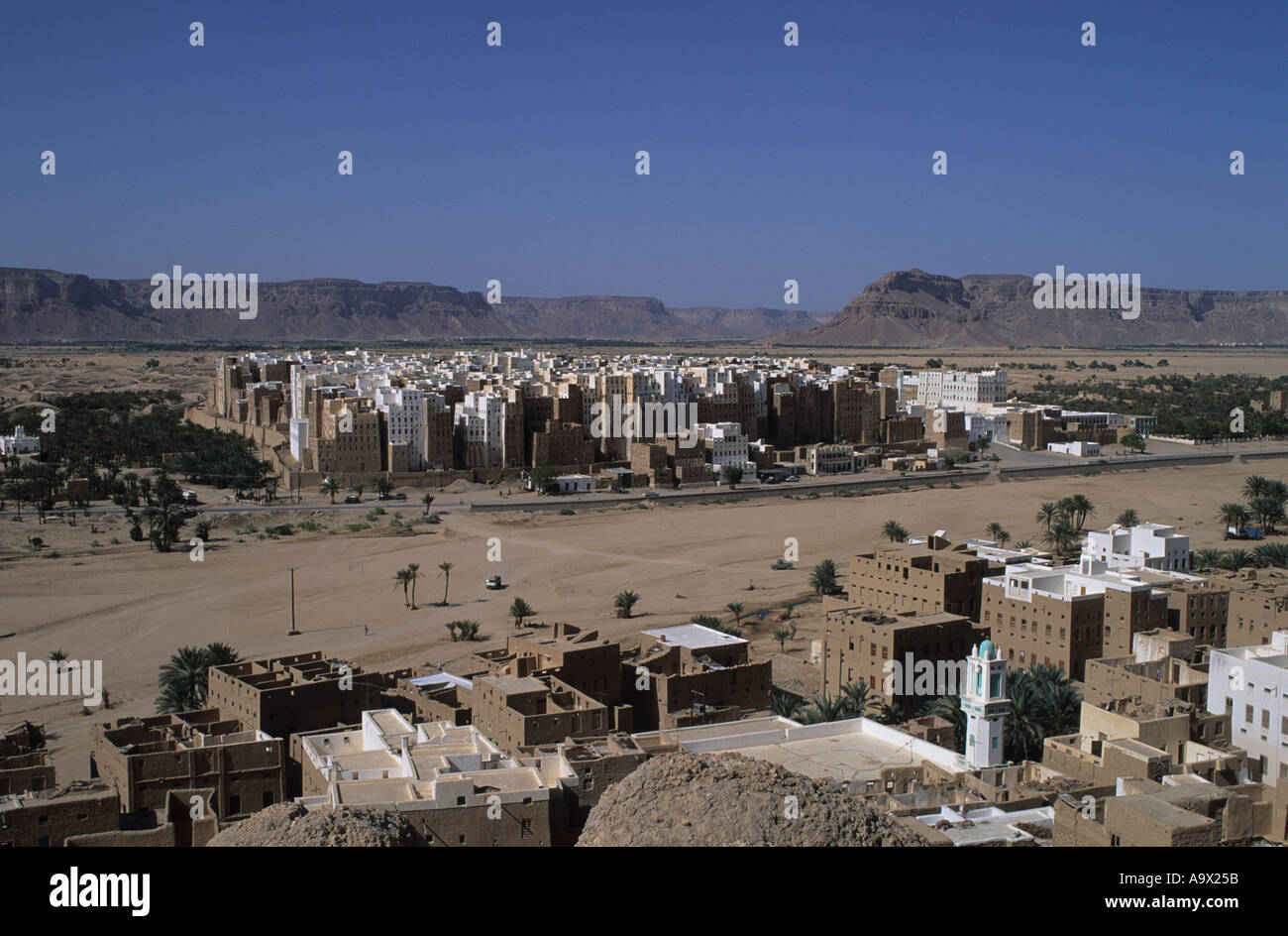 Shibam Wadi Hadramaut Yemen Mud brick skyscraper houses and city walls Stock Photo
