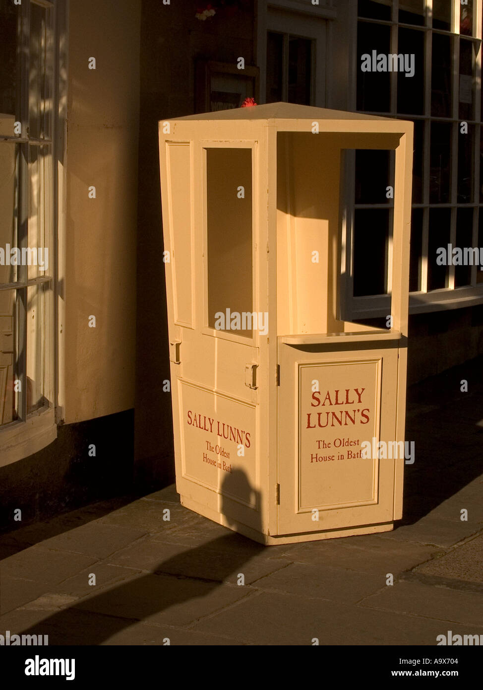 19th C Hansom cab outside Sally Lunns house in Bath England UK Stock