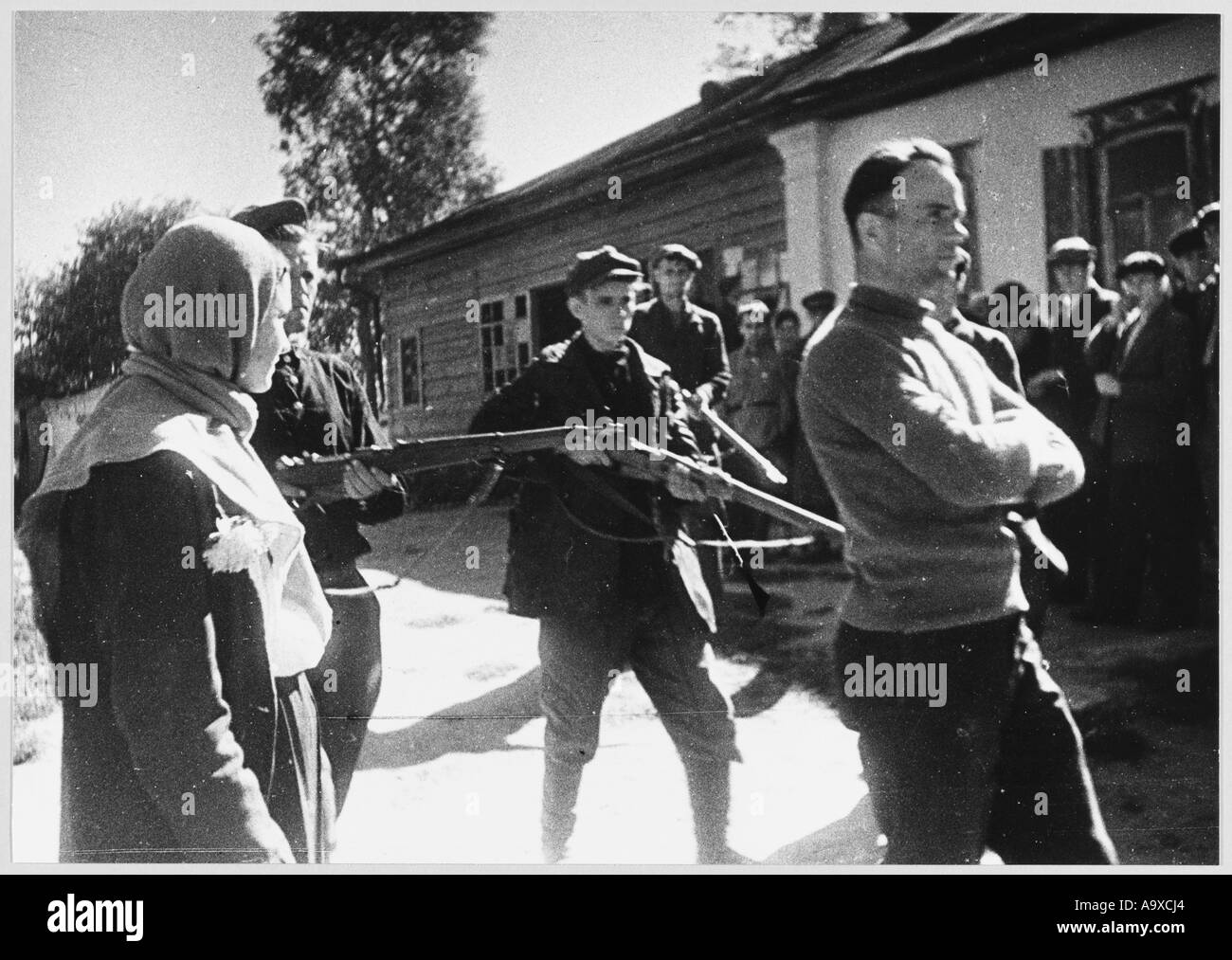 полицаи в годы великой отечественной войны. полицаи предатели в годы великой отечественной войны. допрос нквд. военные преступления немцев 1941. пленные партизаны великой отечественной войны.