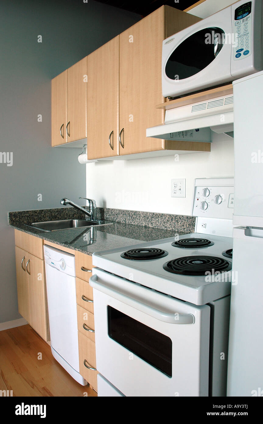 Maple Kitchen Cabinets With Tile Back Splash Trim Stock Photo - Download  Image Now - Architecture, Ceiling, Domestic Room - iStock