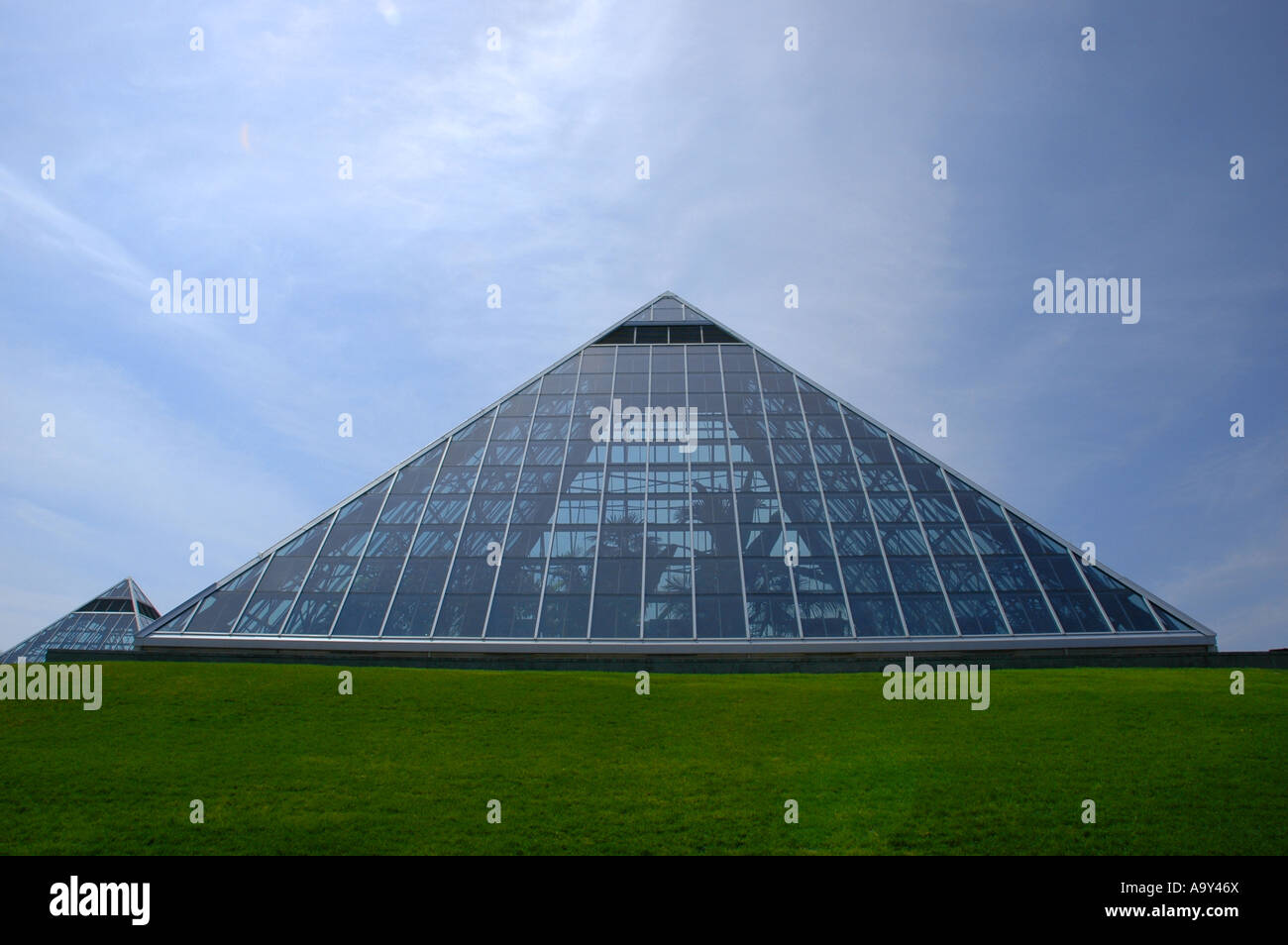 Pyramid shaped greenhouse hires stock photography and images Alamy