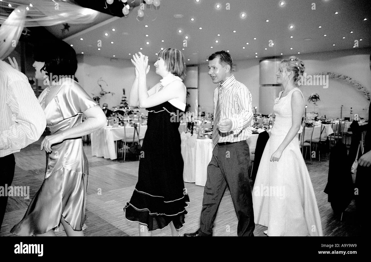 Guests clapping wedding hi-res stock photography and images - Alamy