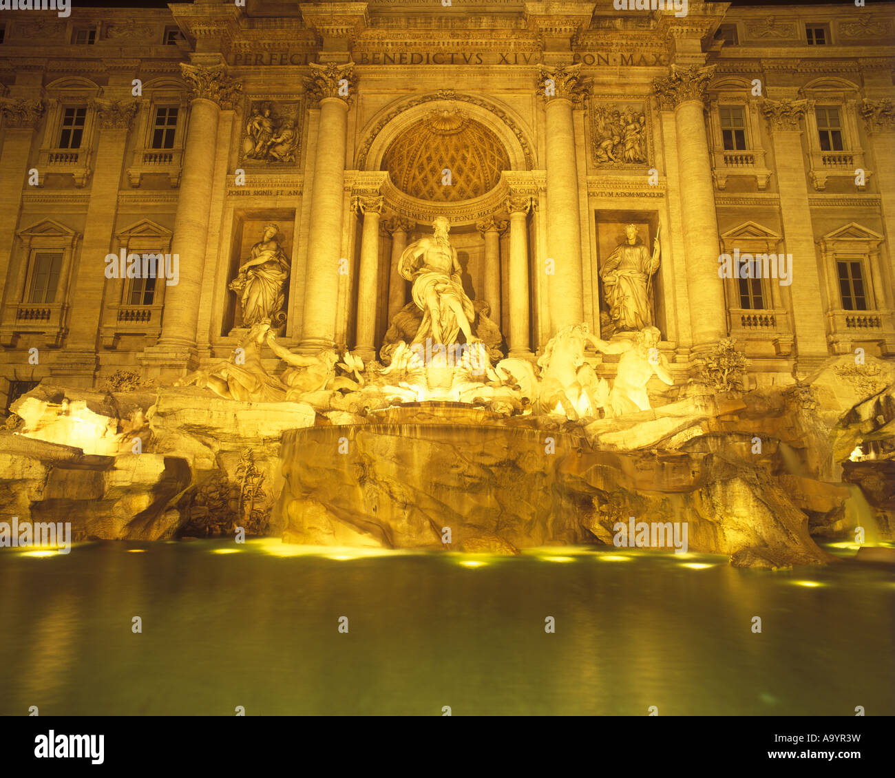TREVI FOUNTAIN ROME ITALY Stock Photo - Alamy