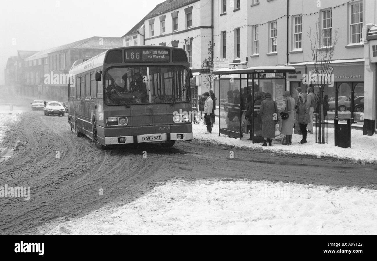 Midland Red South bus in snowy conditions, Market Place, Warwick, Warwickshire, UK.  January 1987 Stock Photo