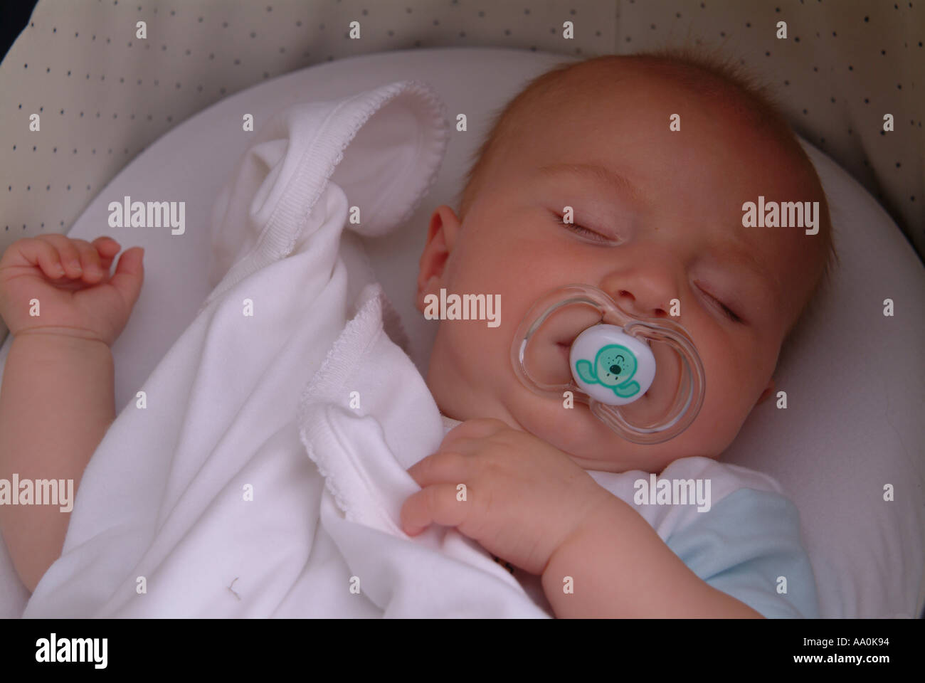 Baby sucking a dummy hires stock photography and images Alamy