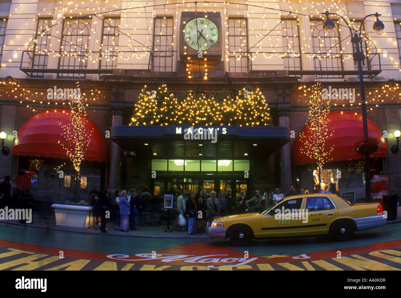 CHRISTMAS TREE LIGHTS STREET SCENE MACYS STORE BROADWAY MANHATTAN NEW