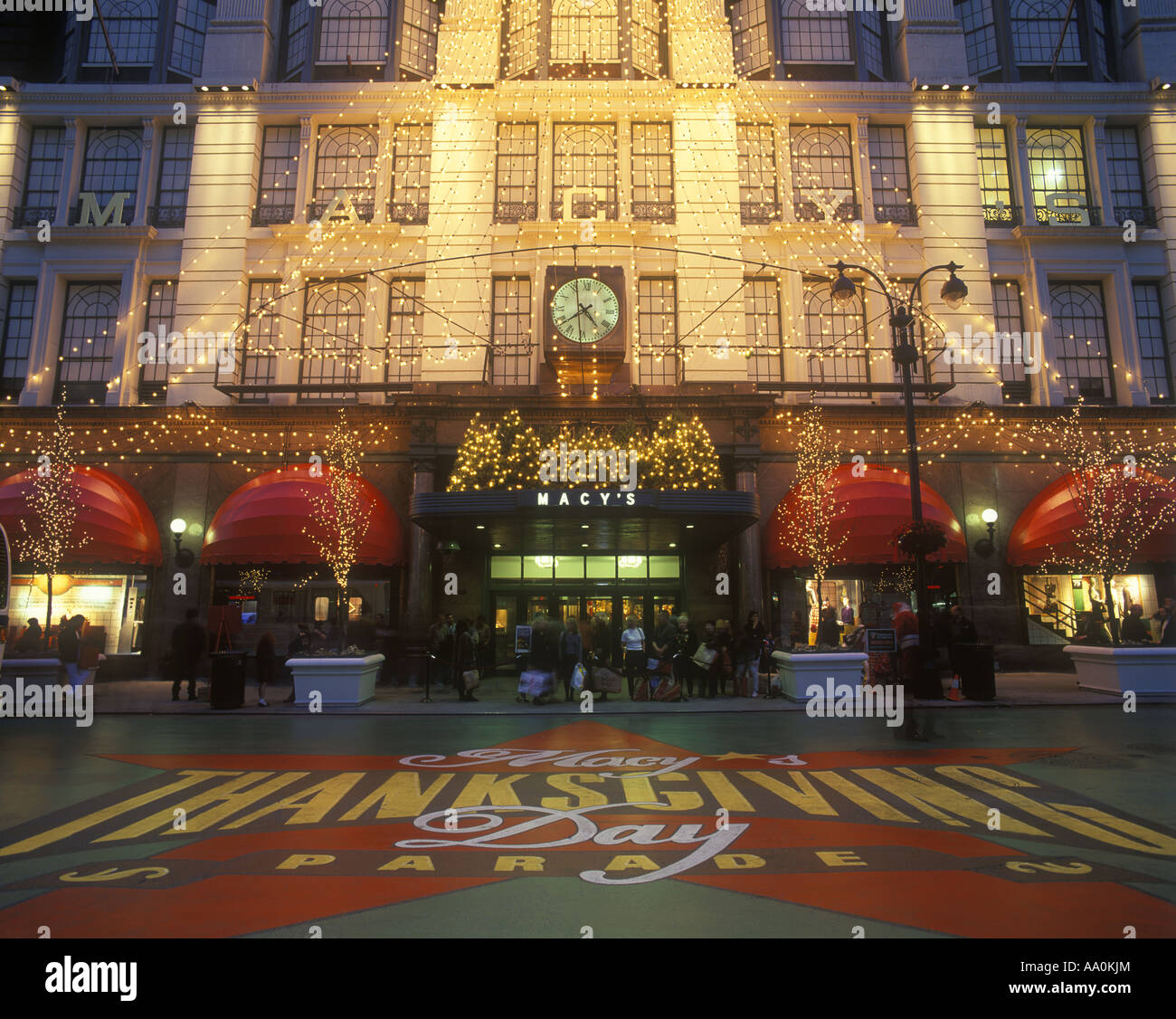 christmas street scene macys store broadway manhattan new york city usa - Is Macys Open On Christmas christmas street scene macys store broadway manhattan new york city usa - Is Macys Open On Christmas