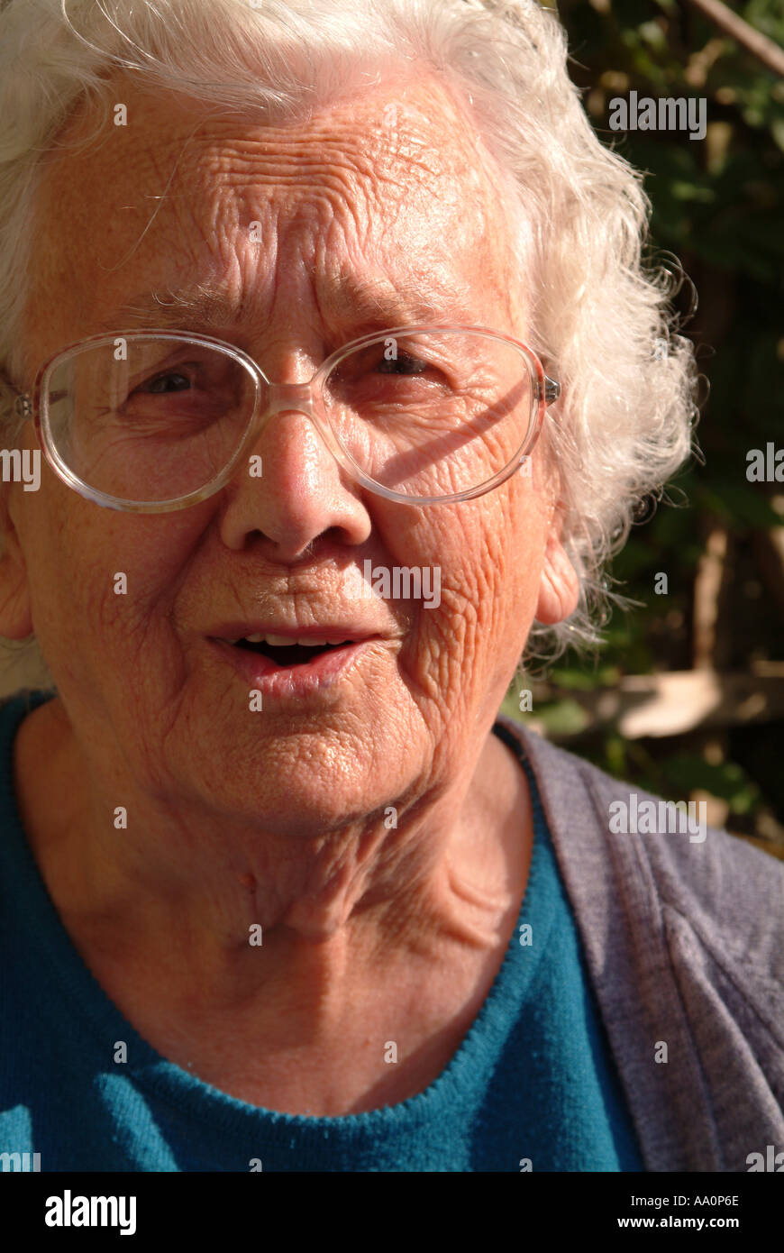 Elderly woman wearing white hi-res stock photography and images - Alamy