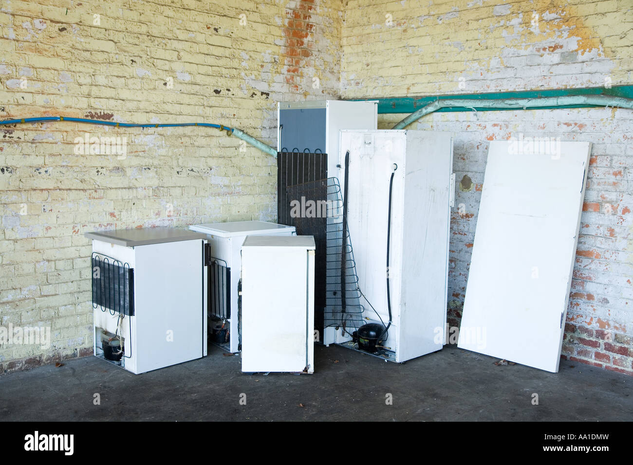 Dumped refrigerator hires stock photography and images Alamy