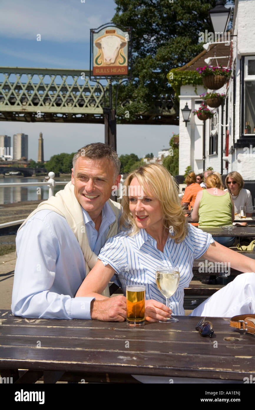 Couple at Strand on the Green outside the Bulls Head Pub Chiswick London Stock Photo
