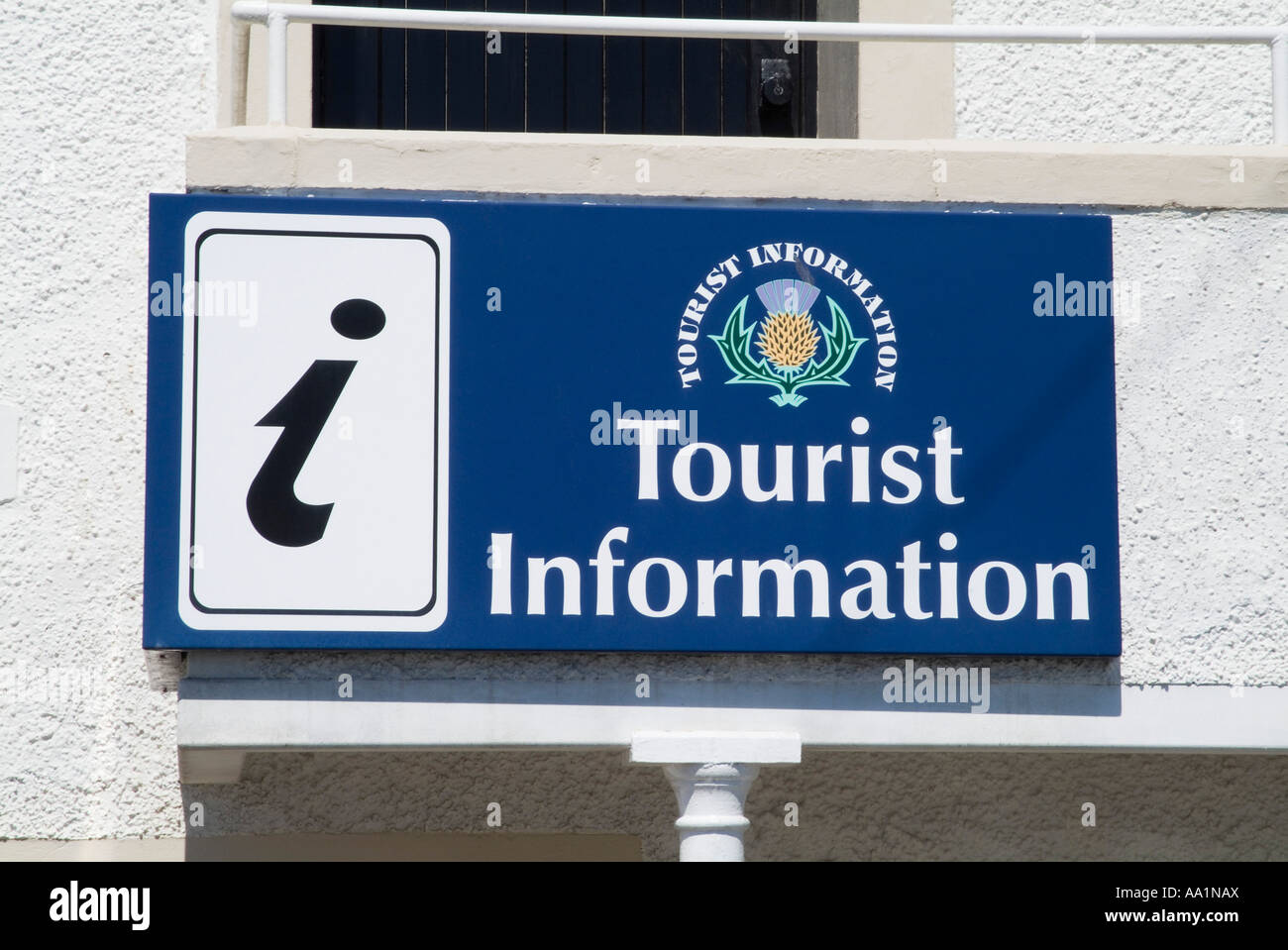 dh Tourist Information TOURISM FIFE VisitScotland tourist information  centre sign Anstruther visit scotland symbol Stock Photo - Alamy
