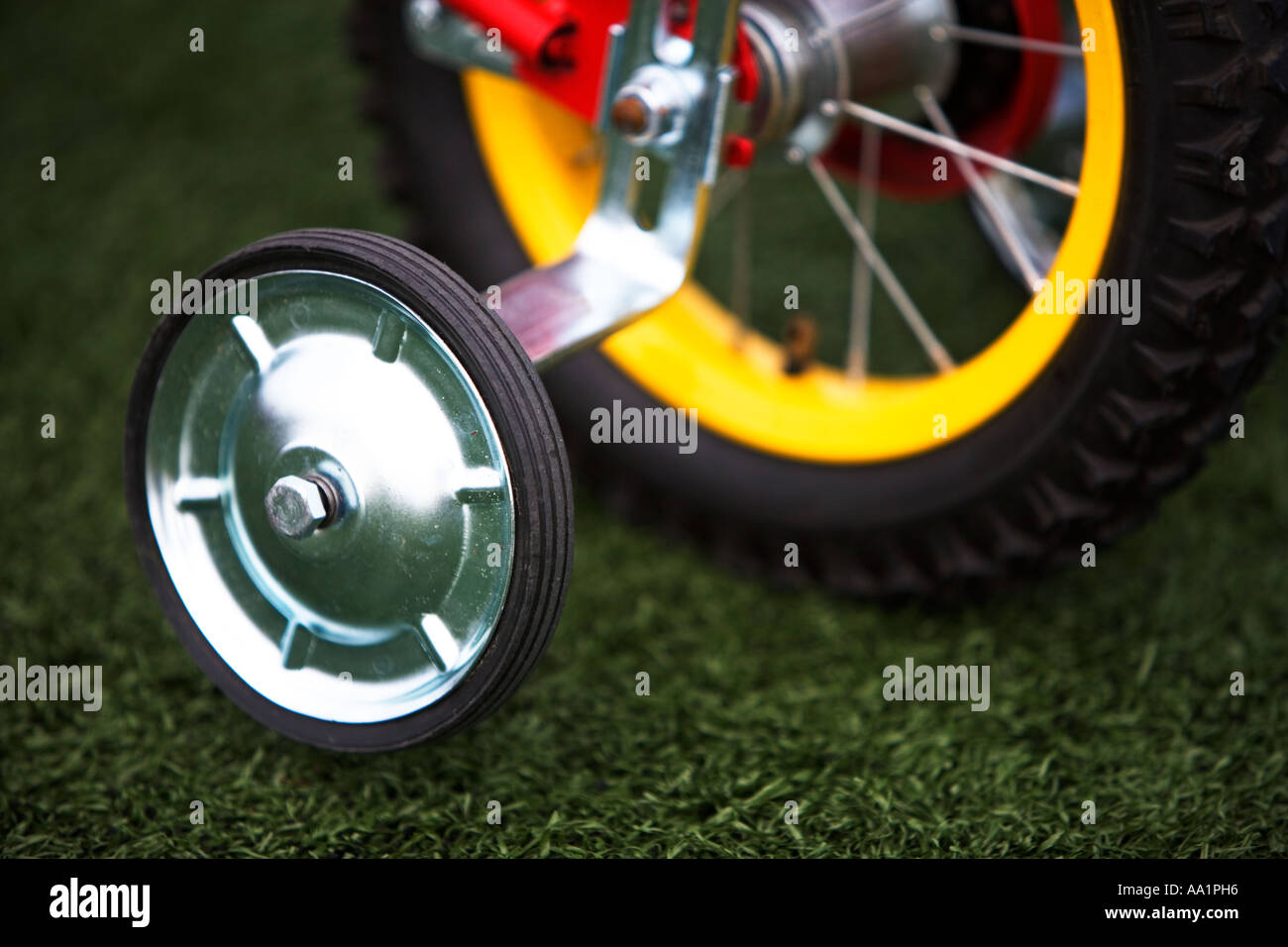 TRAINING WHEELS ON BIKE Stock Photo Alamy