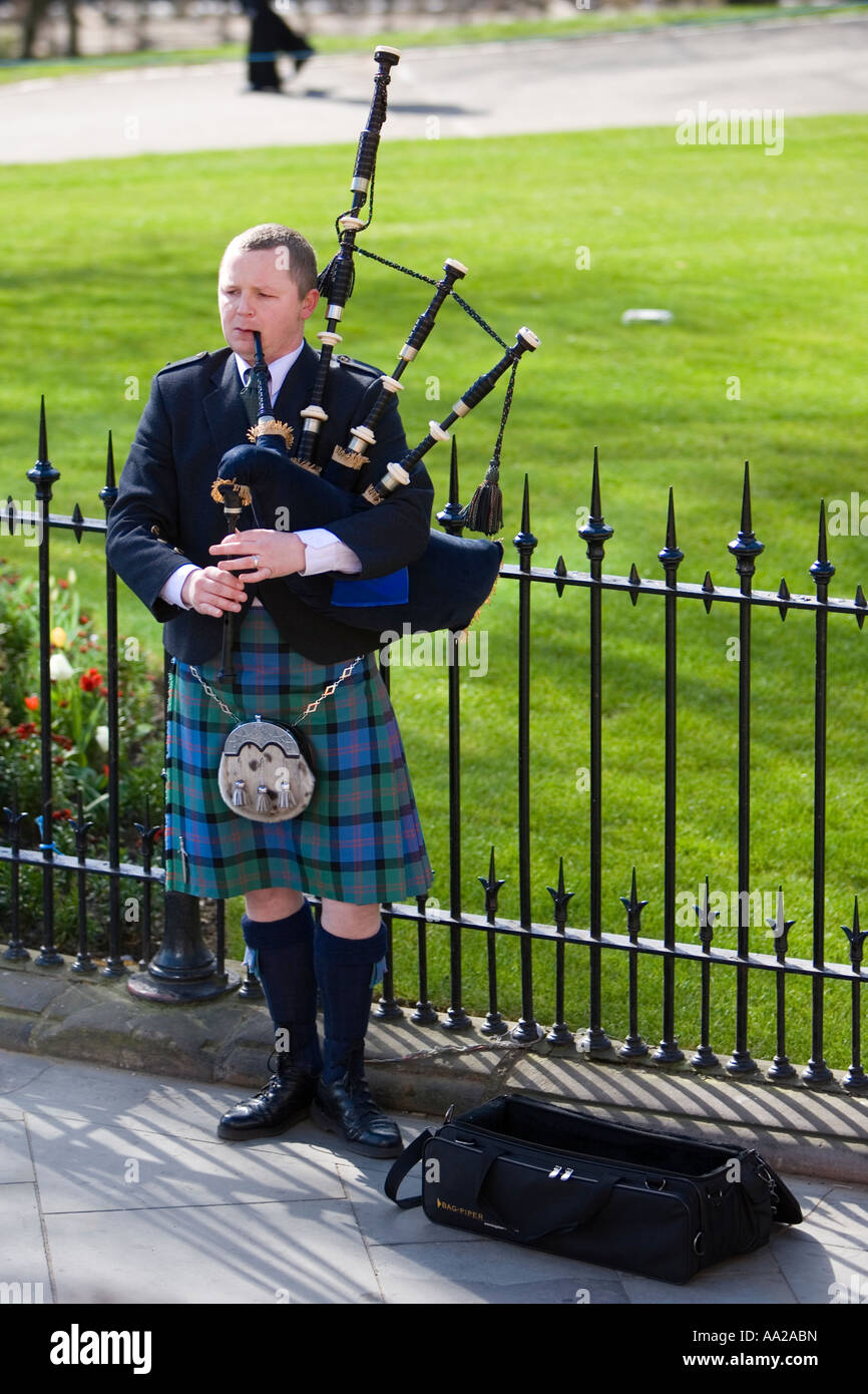 Edinburgh city centre bagpipe player Stock Photo Alamy