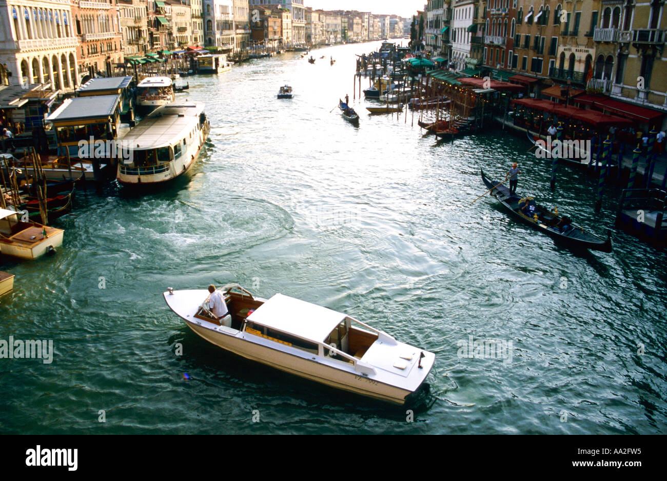 Italy, Venice, Canale Grande, Grand Canal view from Ponte Rialto Bridge, view from Rialto Bridge, boats and gondolas on curve in Stock Photo