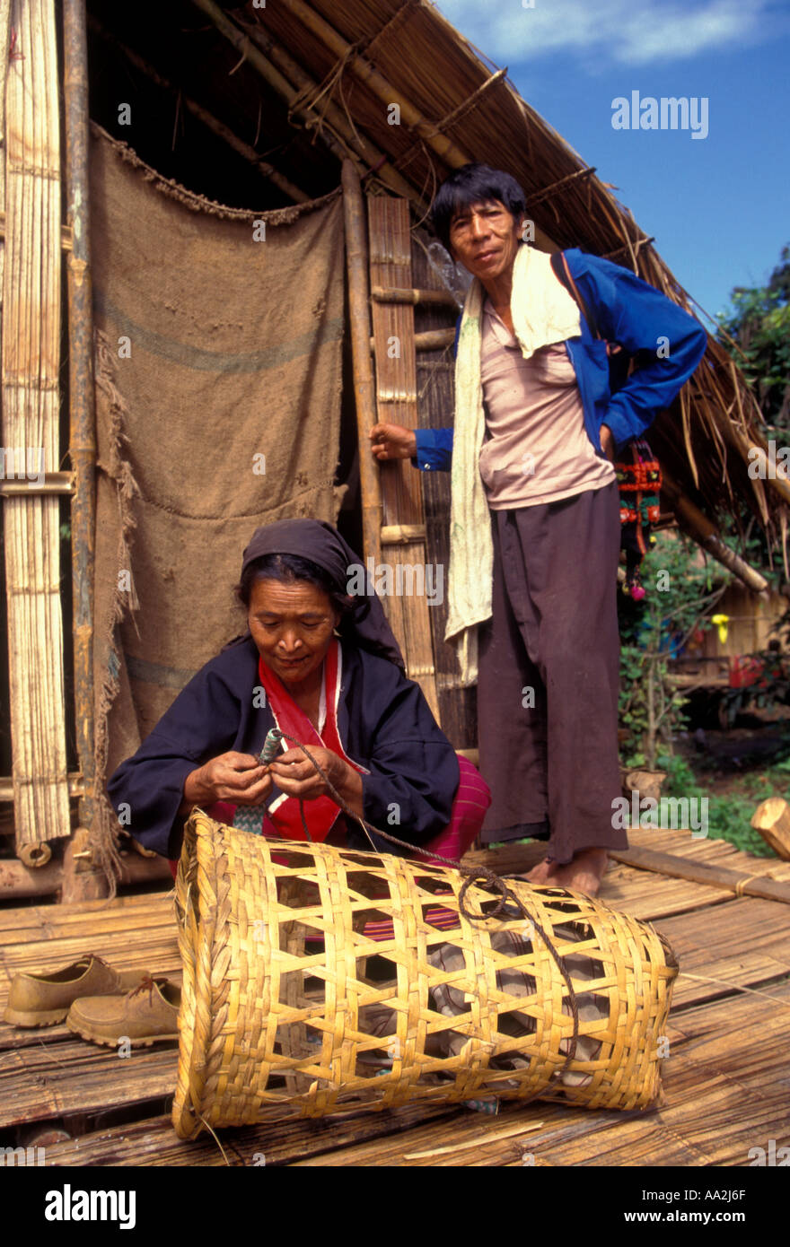 Palong woman weaving basket, husband and wife, Mon-Khmer ethnic minority, hill tribe, Chiang Dao district, Chiang Mai Province, Thailand Stock Photo