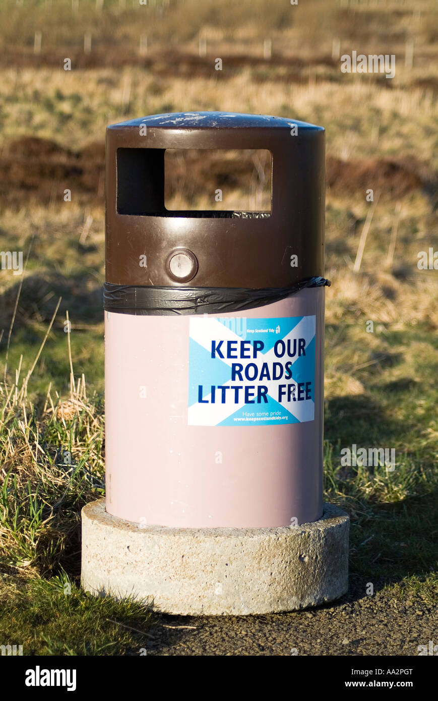 dh  ENVIRONMENT SCOTLAND Keep out roads litter free notice carpark waste bin paper trash can rubbish Stock Photo