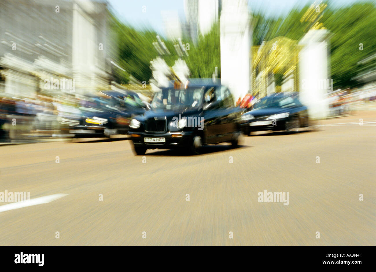 Traffic driving past Buckingham Palace London Stock Photo