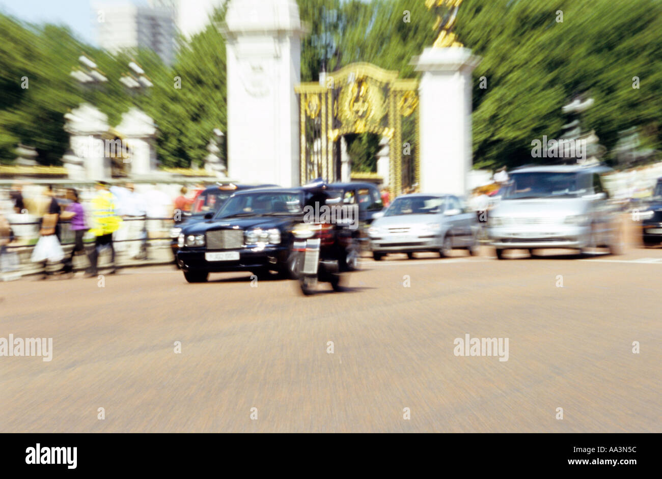 Traffic outside Buckingham Palace London Stock Photo