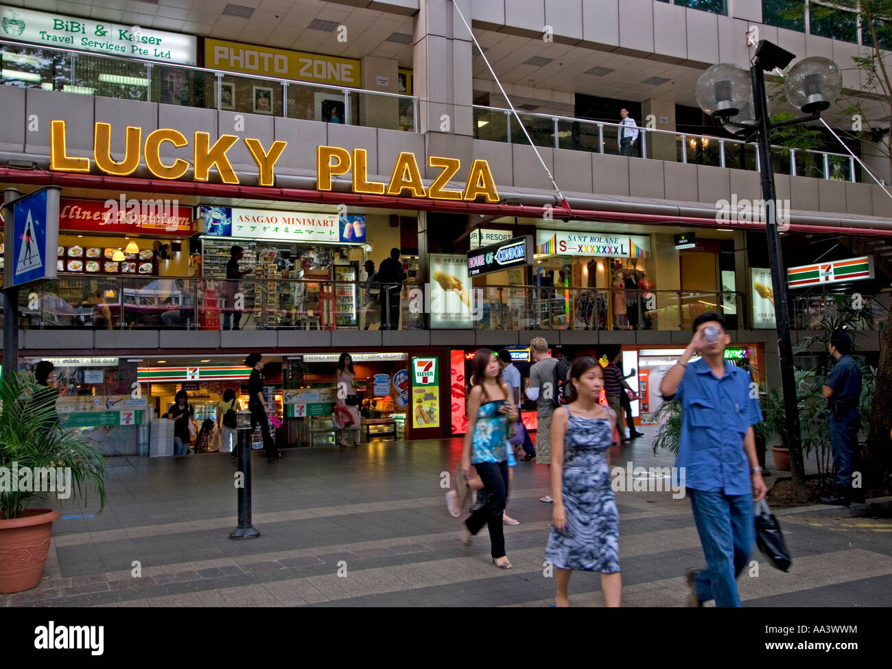 Shopping on Orchard Road, Singapore Stock Photo Alamy