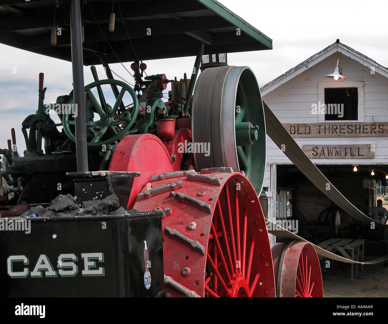 Vintage Case Steam Traction Engine Tractor powering a sawmill Stock Photo