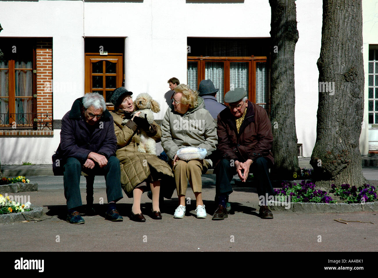 Elderly women friends bench hi-res stock photography and images - Alamy