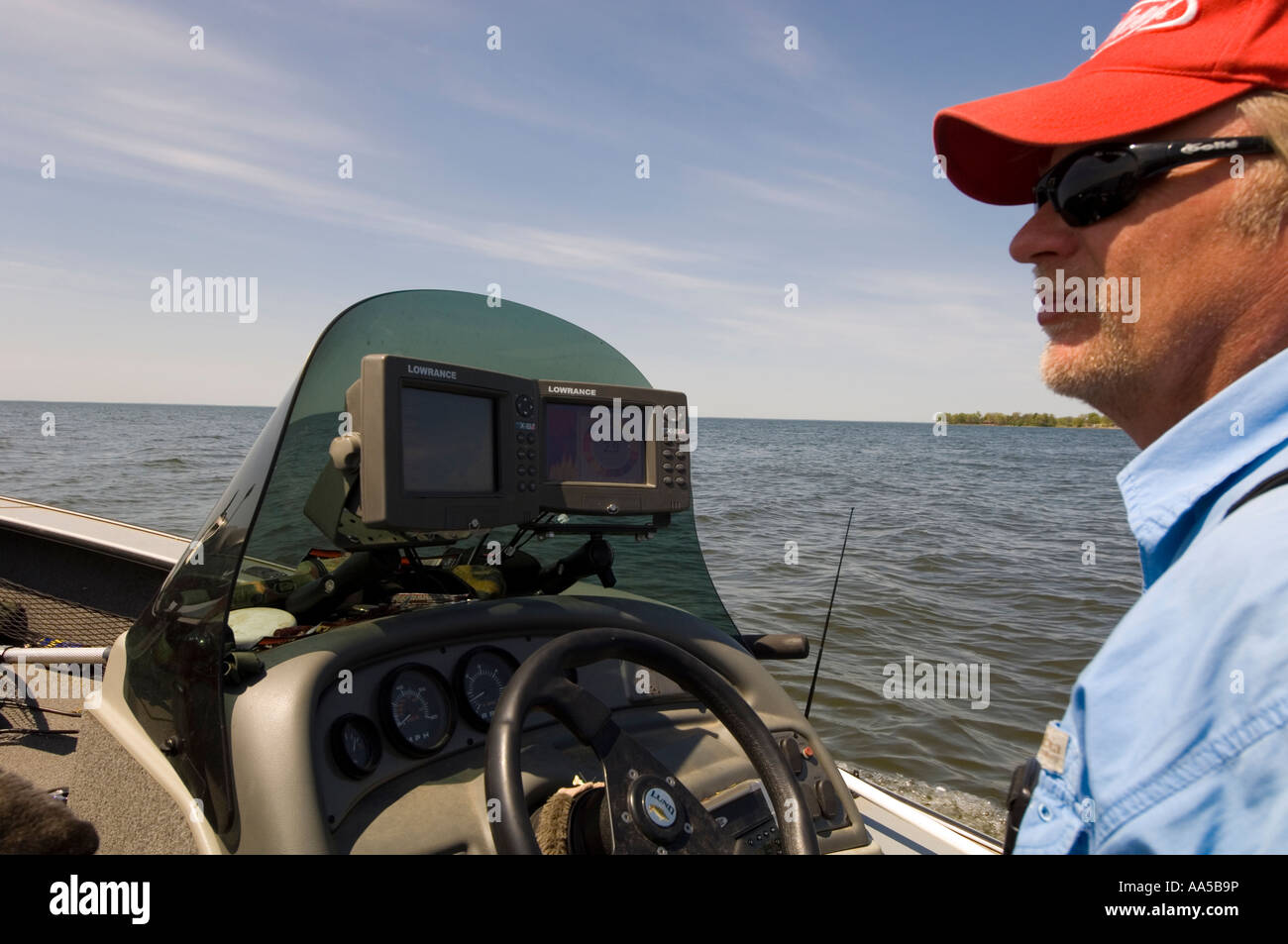 PROFESSIONAL ANGLER SCOTT PETERS DRIVES HIS LUND IPS V TOURNAMENT SERIES BOAT WITH LOWRANCE