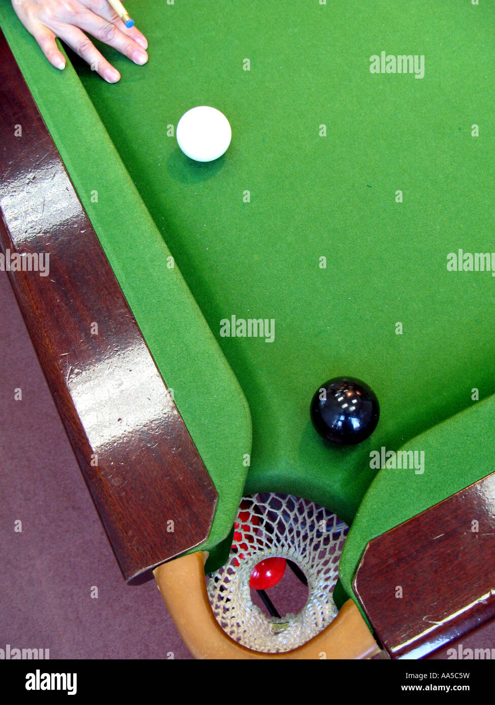 Targetting the black ball on a snooker table Stock Photo Alamy