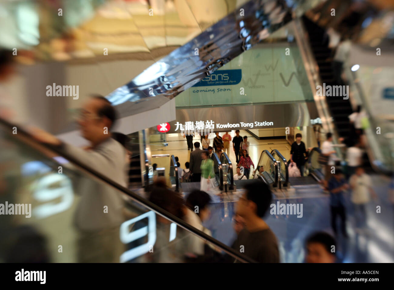 Escalator mall crossing hi-res stock photography and images - Alamy