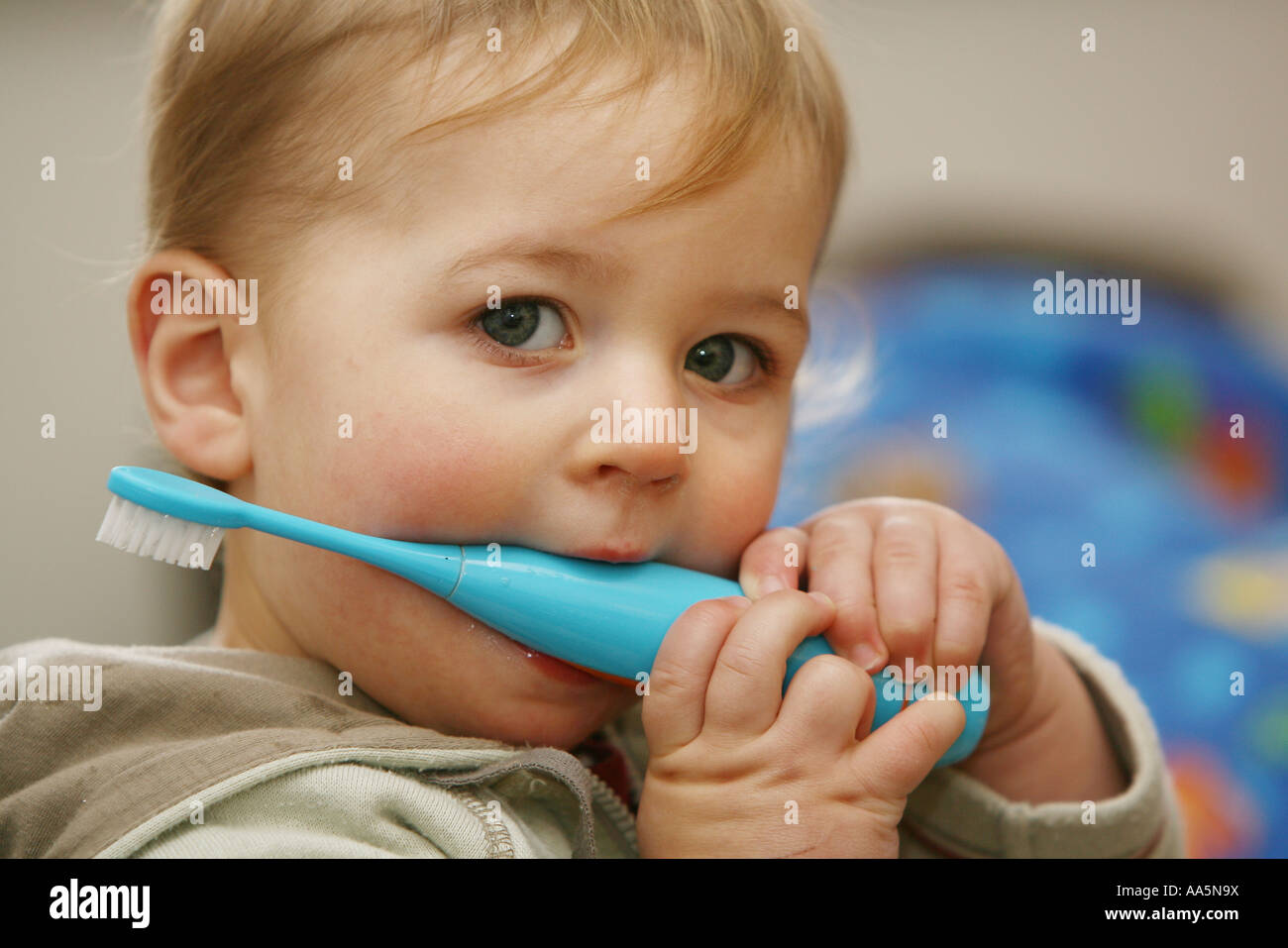 A TODDLER CLEANS TEETH WITH ELECTRIC TOOTHBRUSH Stock Photo Alamy