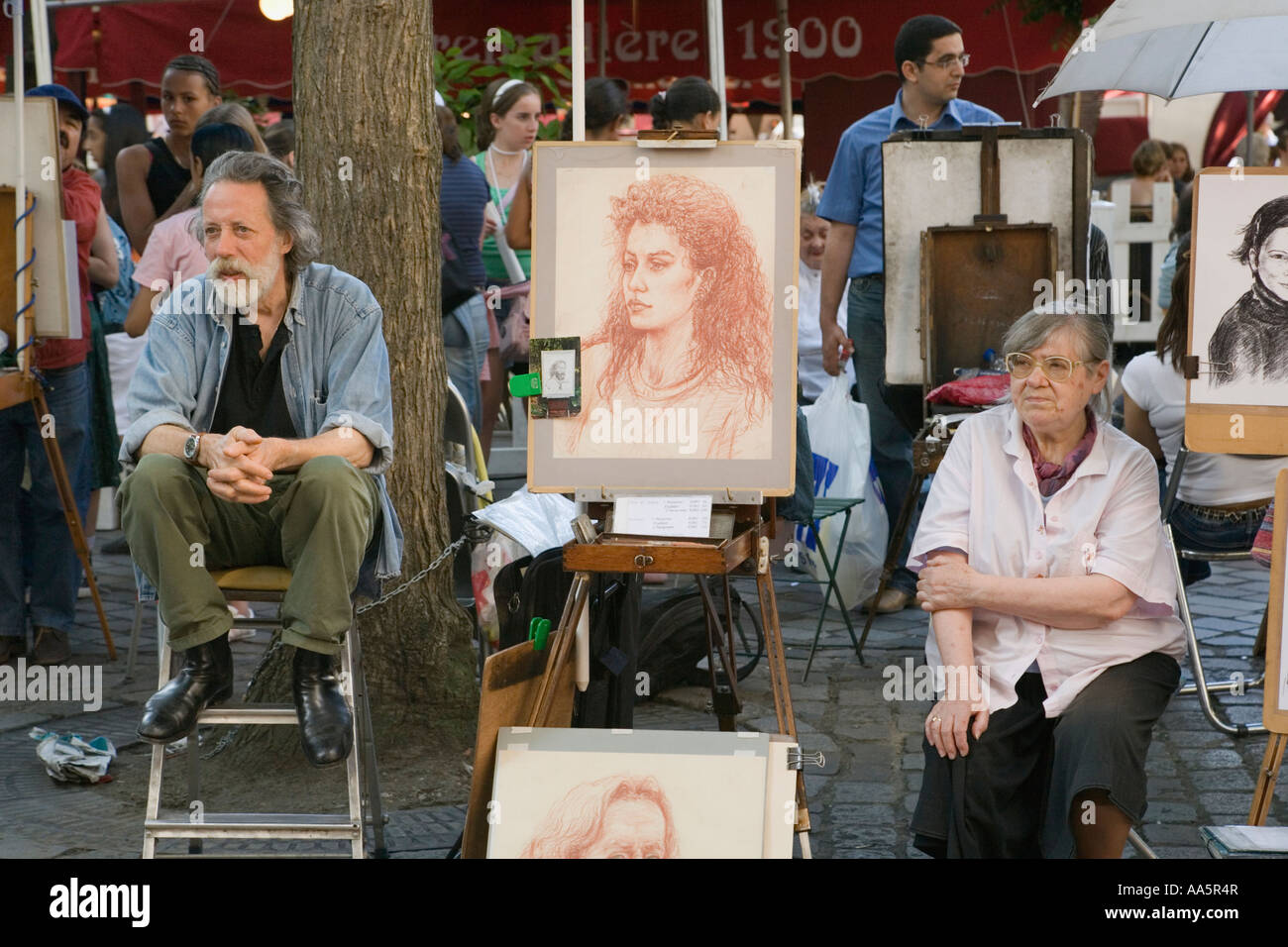 Paris, France. Portrait artists at Place du Tertre in Montmartre Stock Photo Alamy
