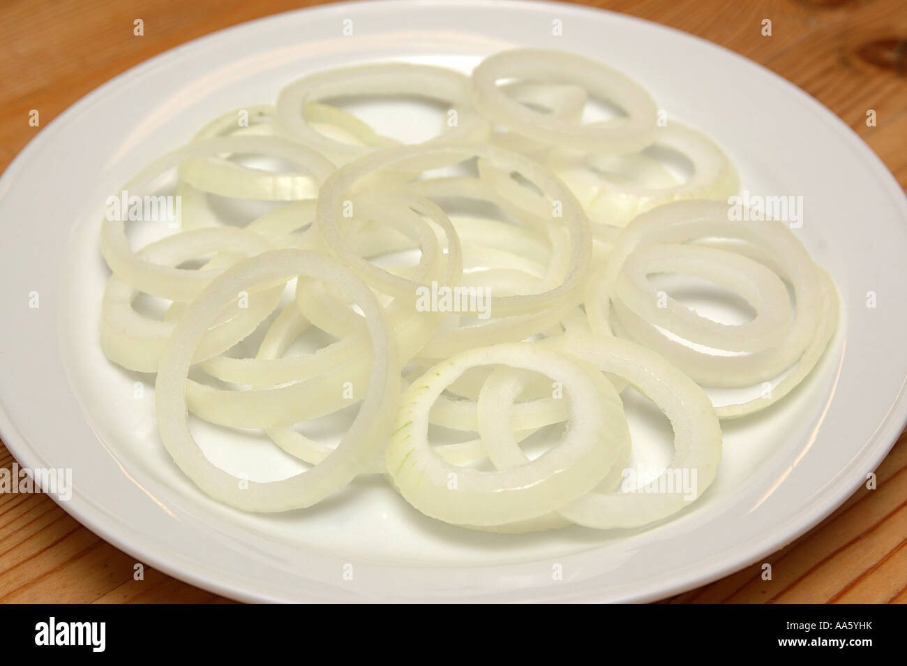 ANG103768 Food white onion chopped in rings or onion rings on white plate Stock Photo