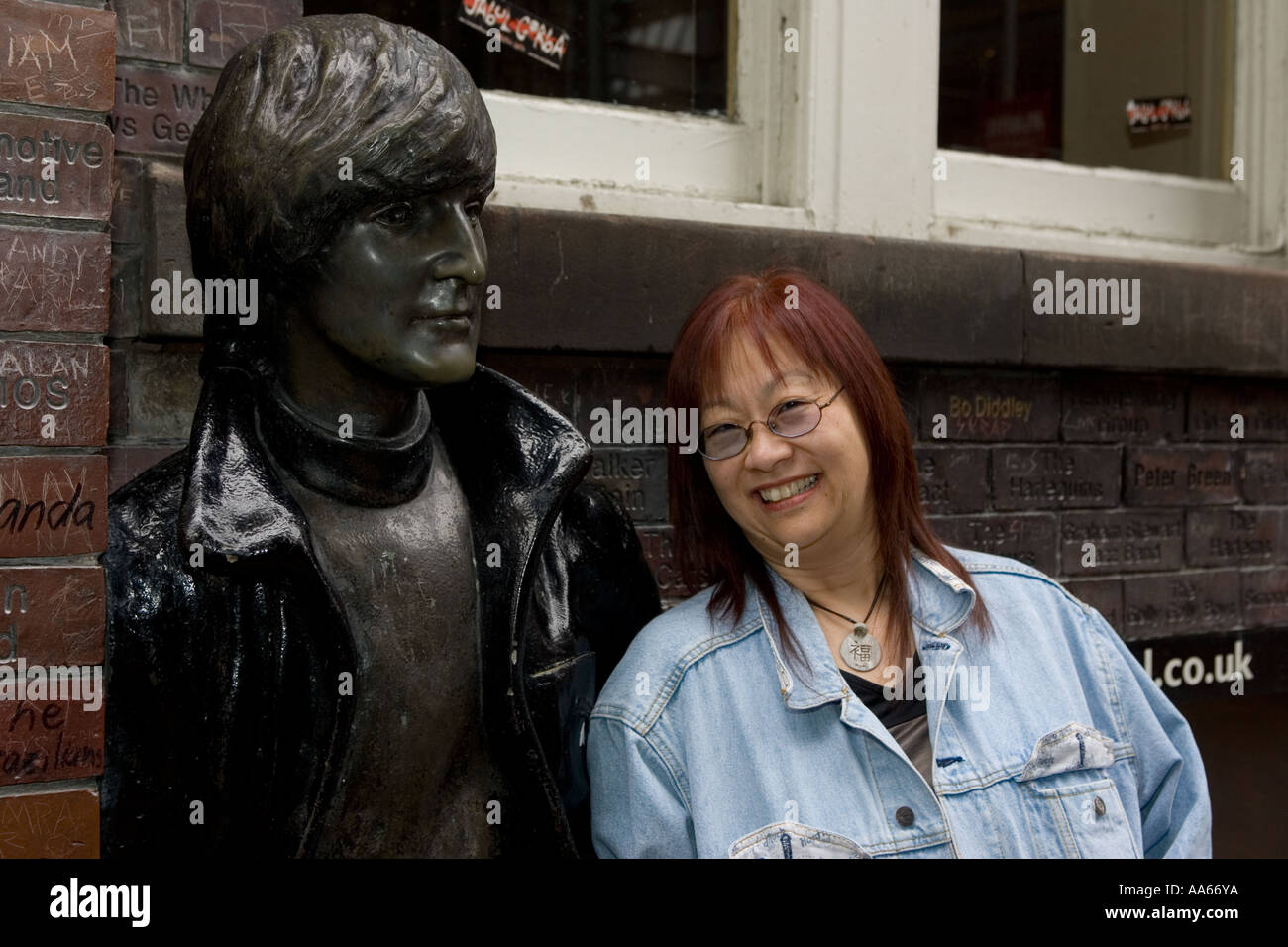 May Pang next to John Lennons Statue Mathew Street Stock Photo